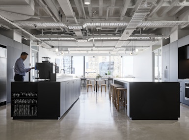 Hub Parliament Station image 5