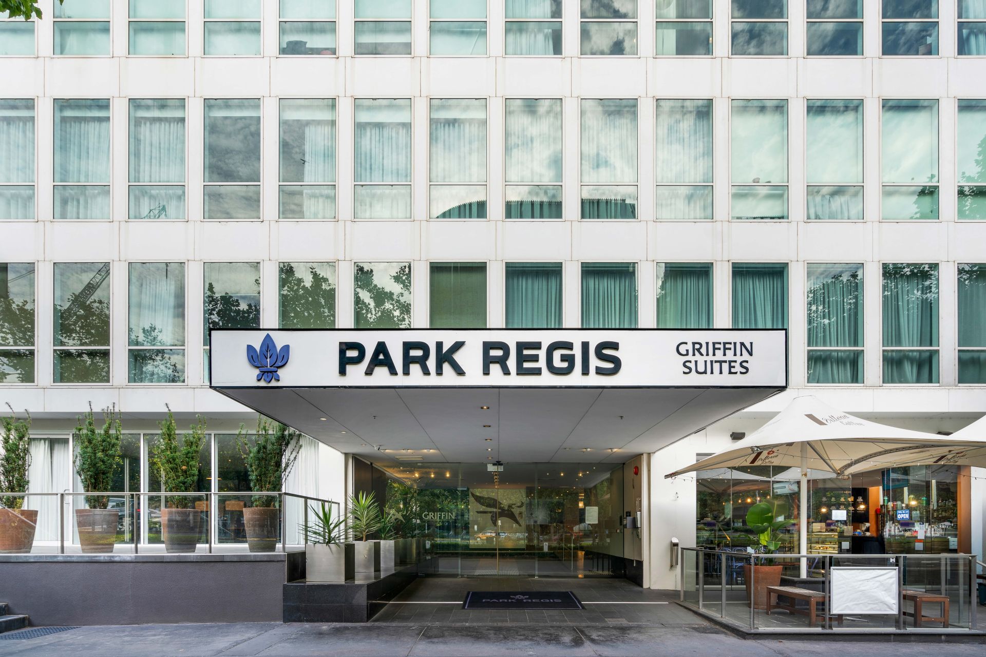 Park Regis Griffin Suites image 4