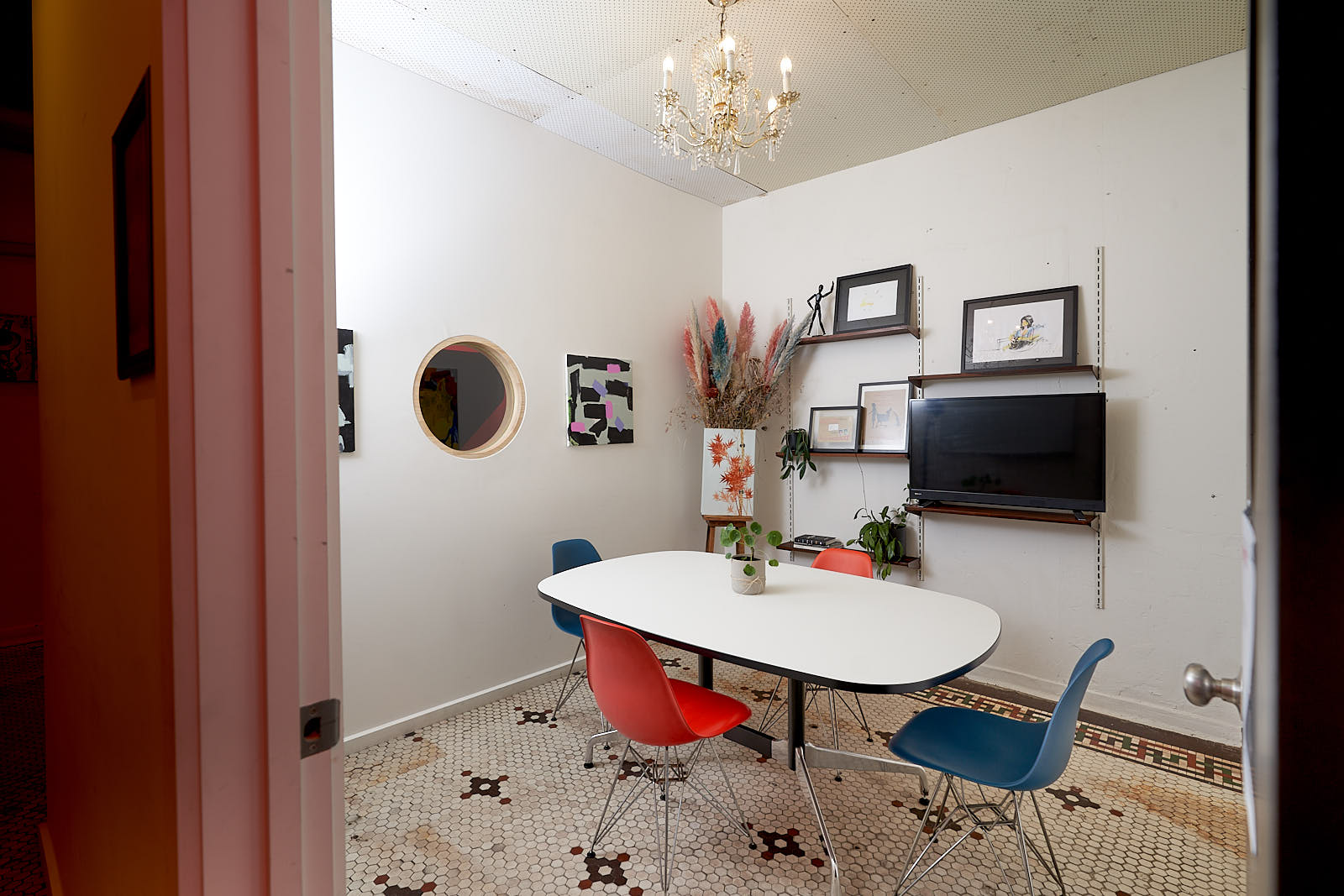 Revolver Lane image 3