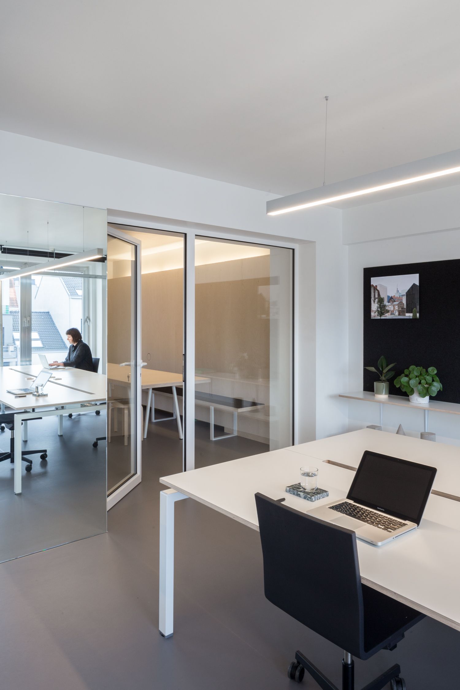 Office Carbon image 5