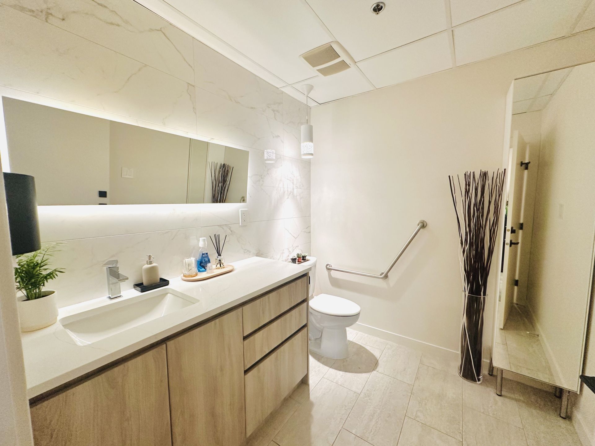 Breakroom Work Lounge image 3