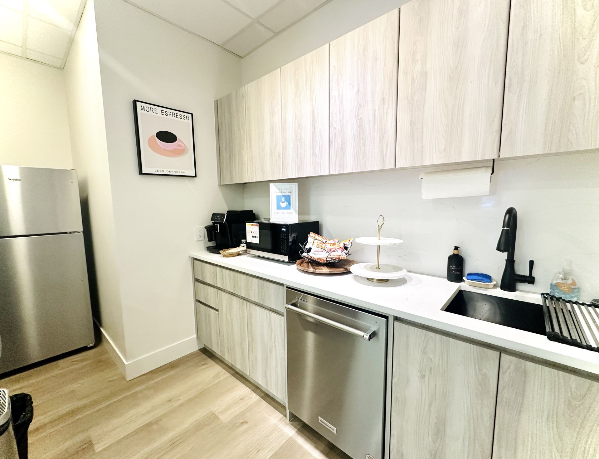 Breakroom Work Lounge image 5