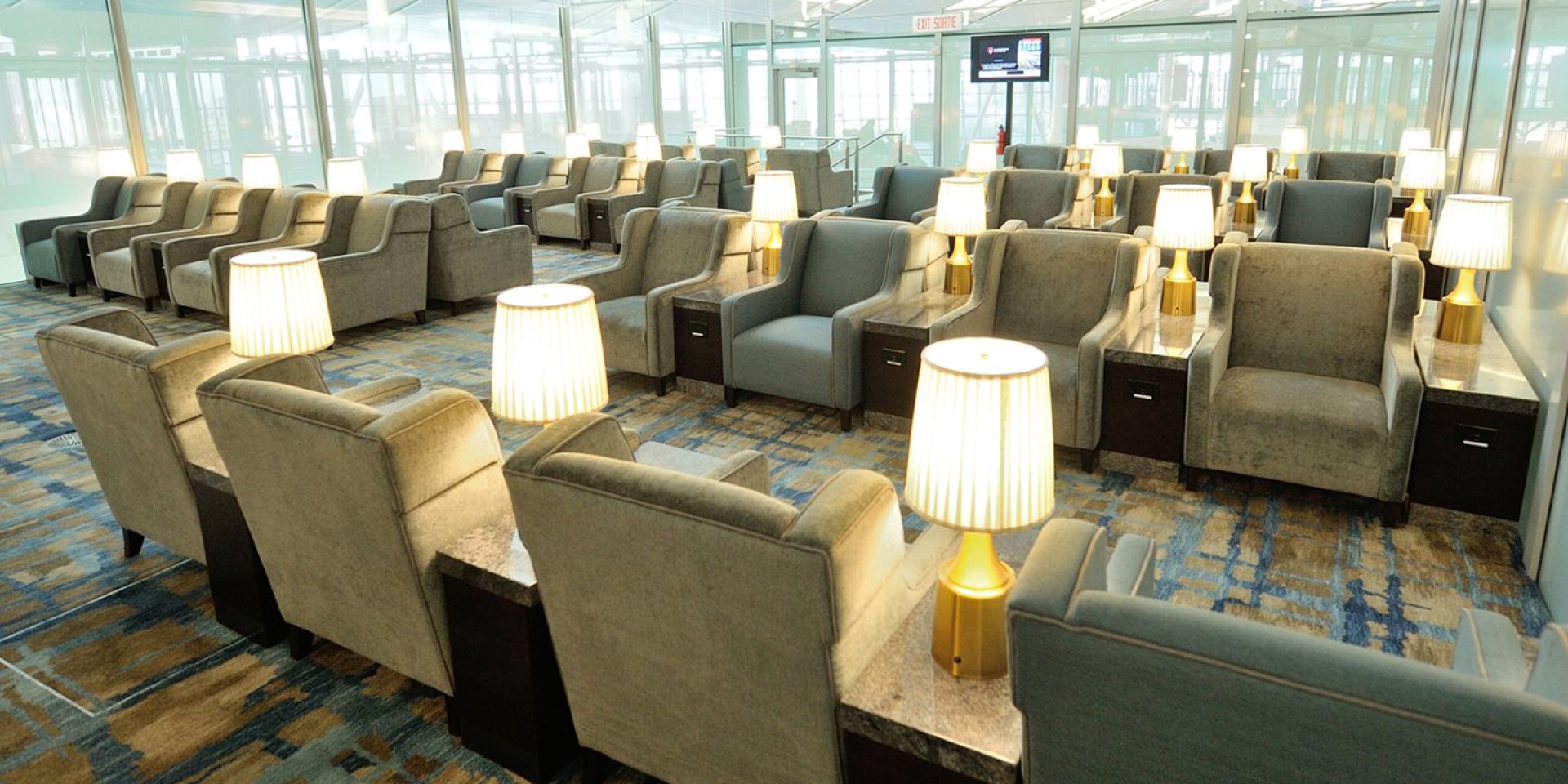 Plaza Premium Lounge (International Departures) / Toronto image 5