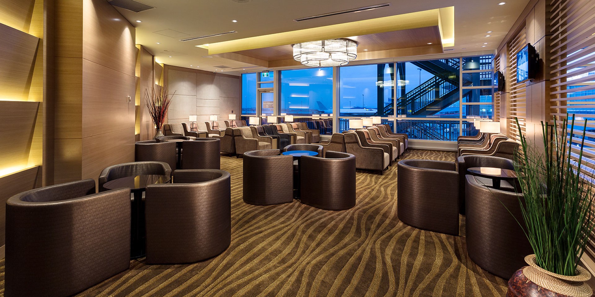 Plaza Premium Lounge (International Departures) / Pier D image 4