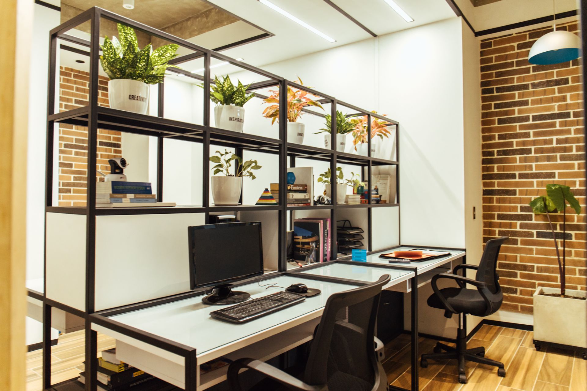 Inspiro Workstation image 2