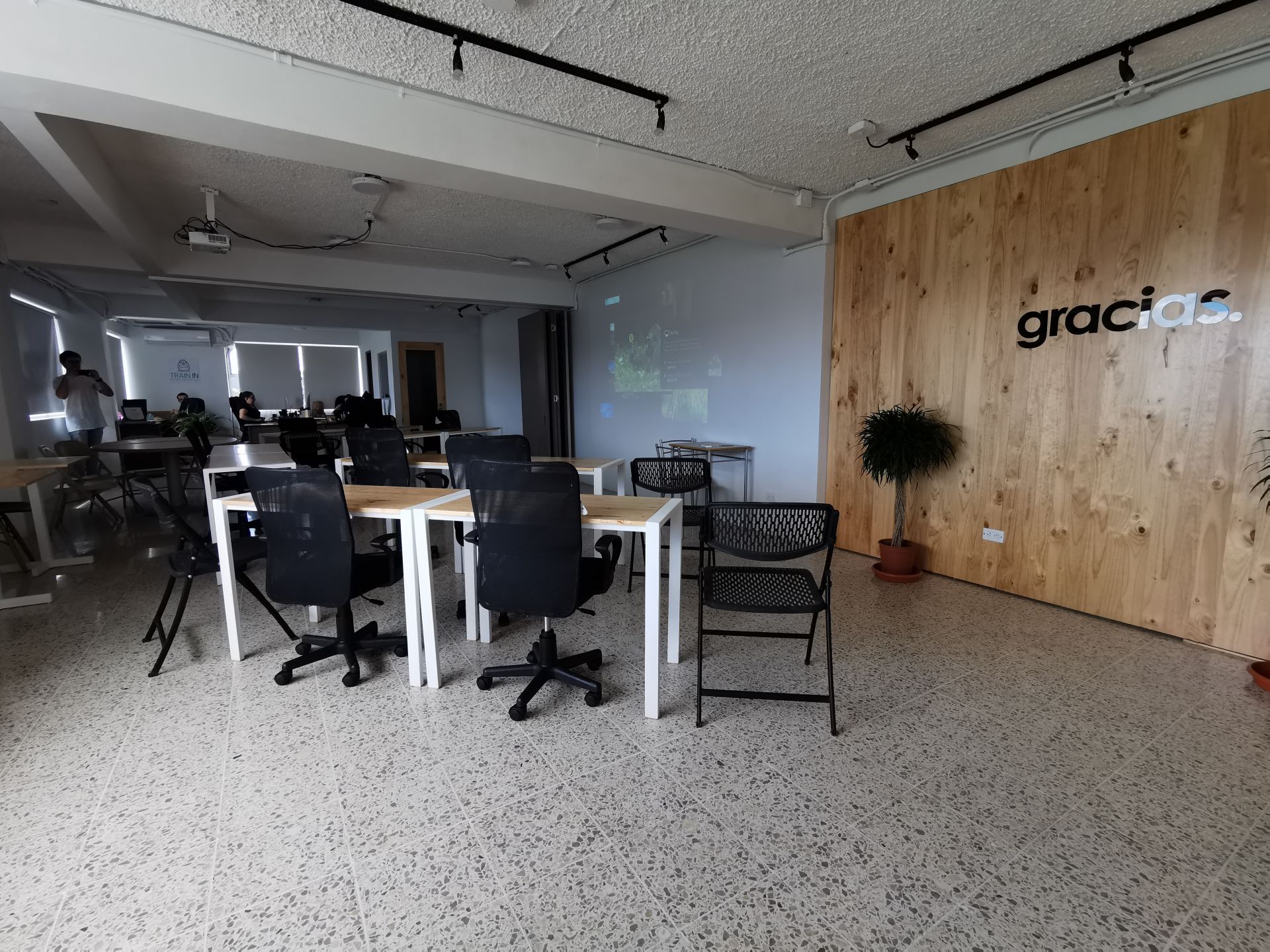 Gracias Coffee & Cowork image 2