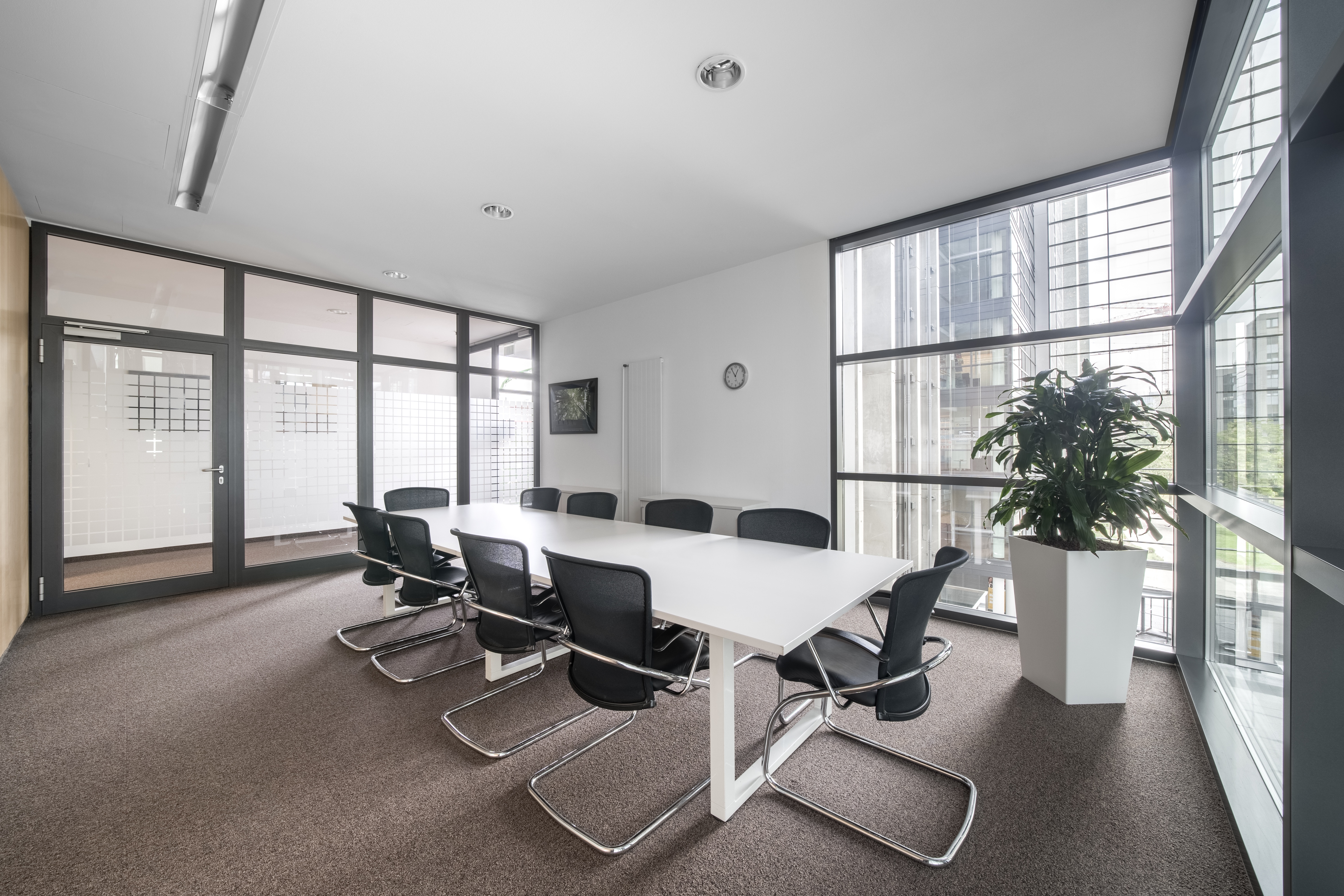 HQ - Frankfurt, Herriot's image 5