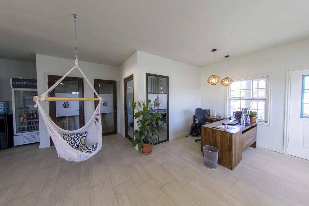 Roatan BeachDesk image 5