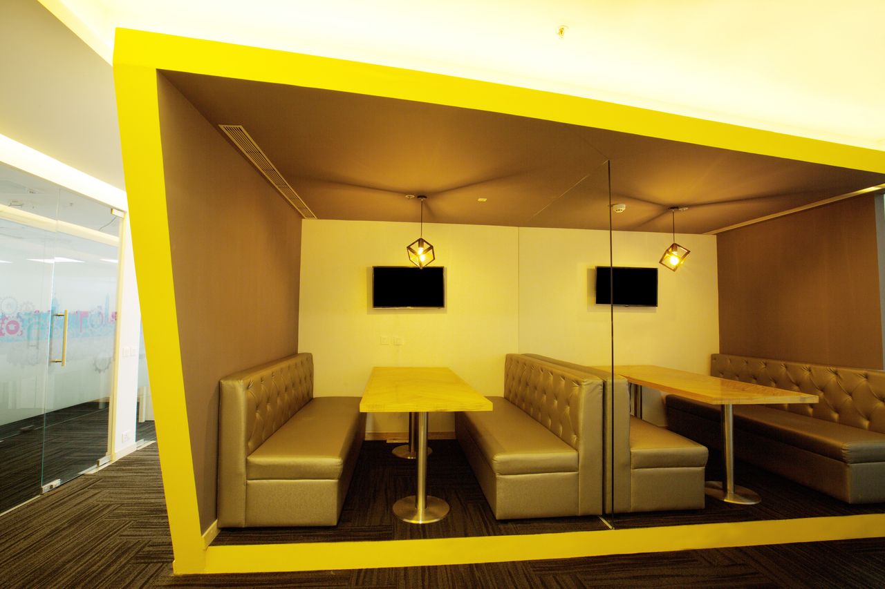 Smartworks Coworking Space Olympia National Tower image 5