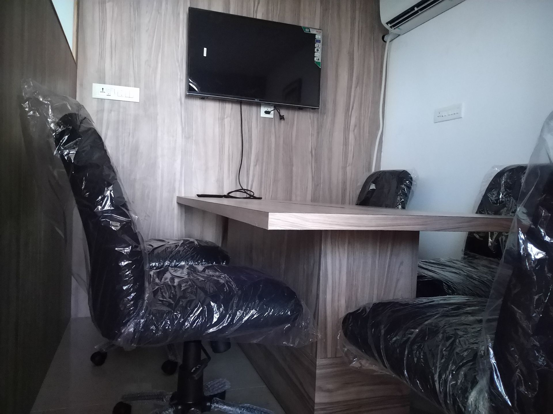 VShare Coworking Spaces image 2