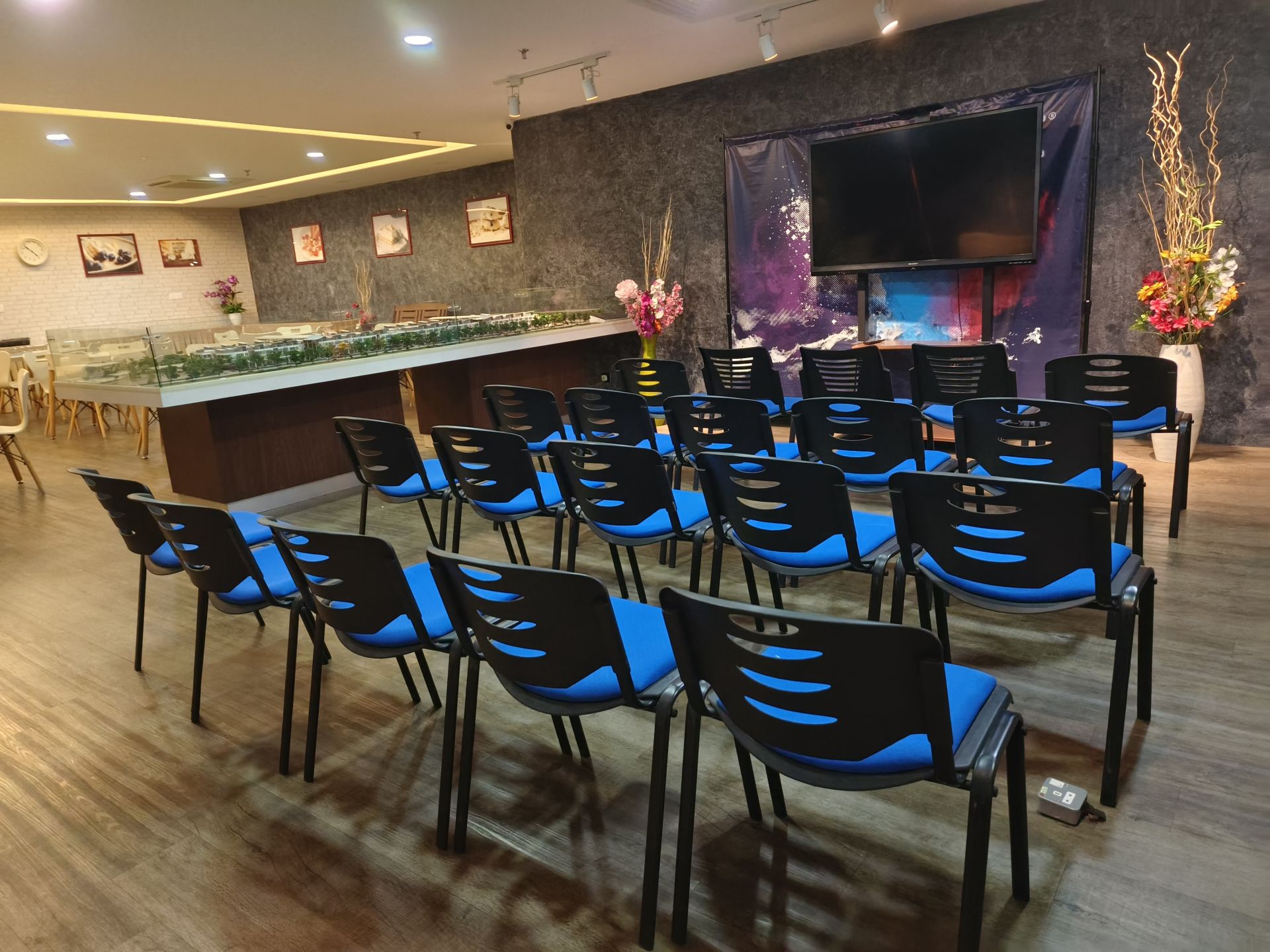 WHC CO-WORKING OFFICE & EVENT HALL image 4