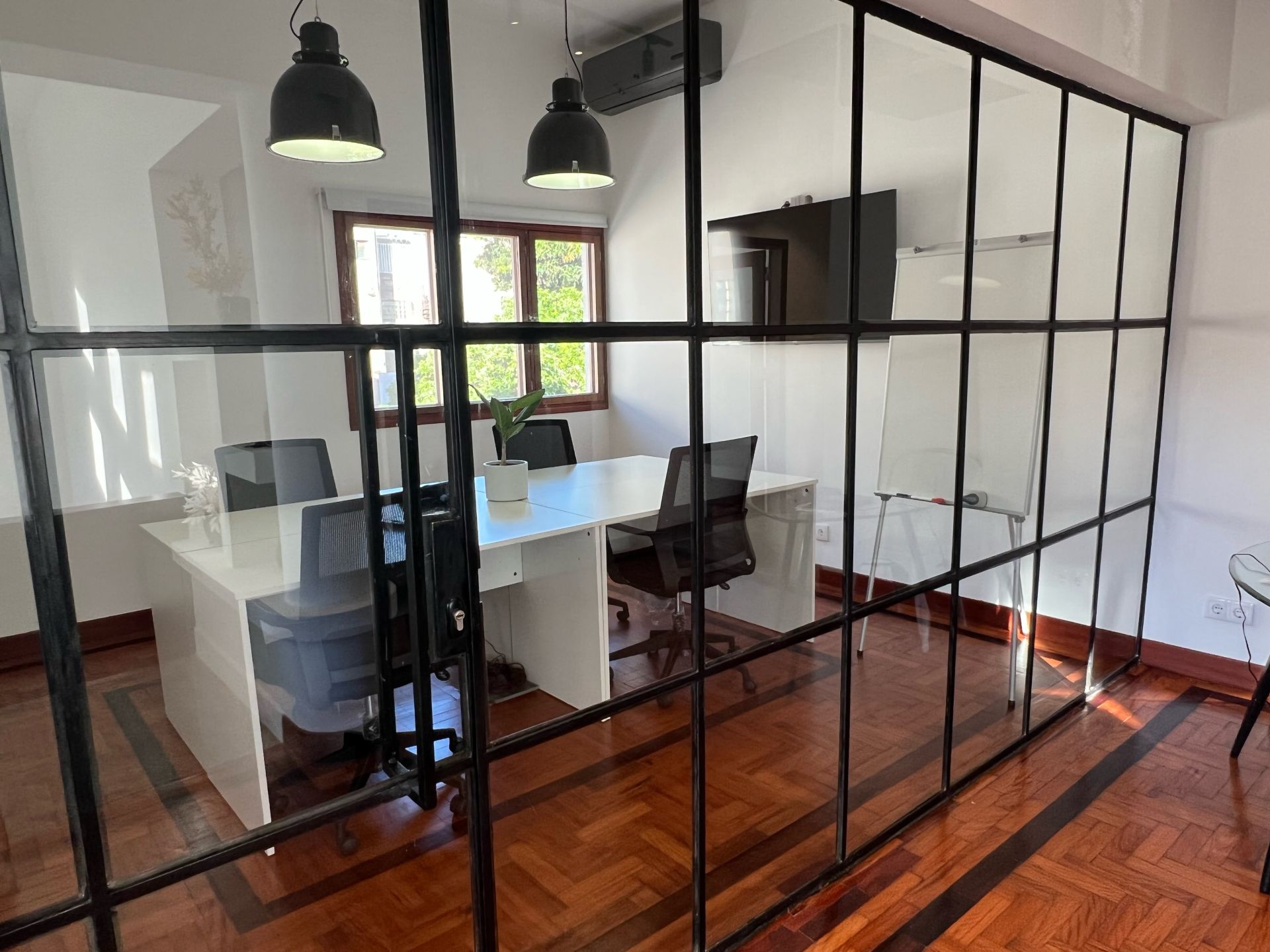 906 BUSINESS HUB image 5