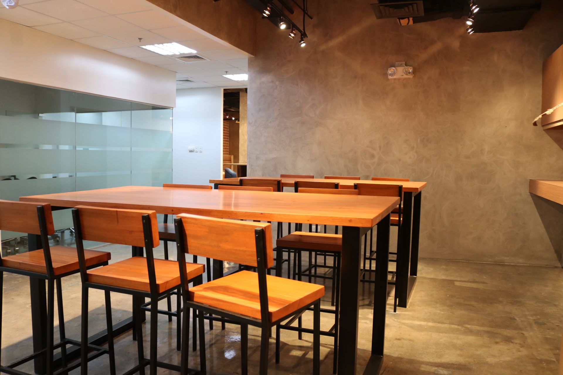 Clock In BGC at Bonifacio High Street image 5