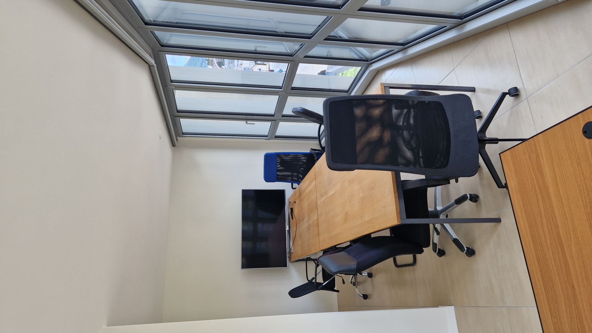 Shared desks and private offices image 2