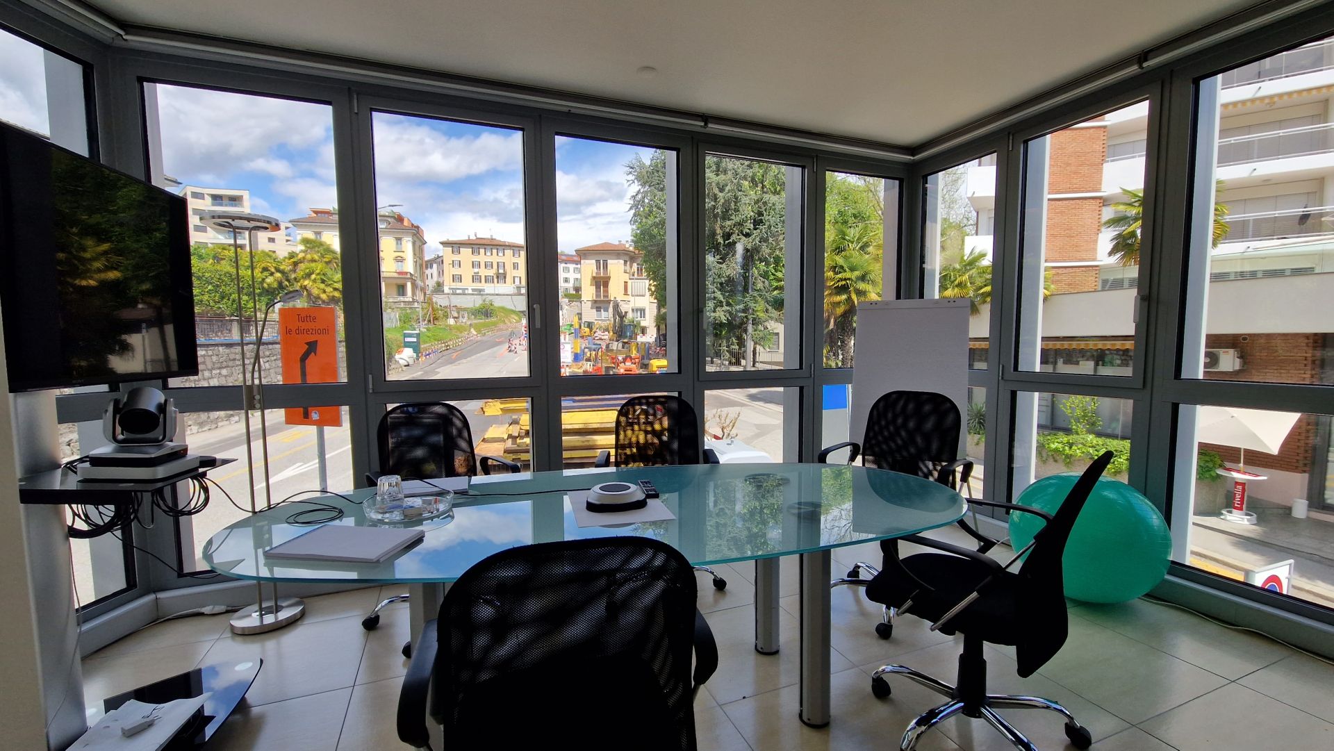 Shared desks and private offices image 3