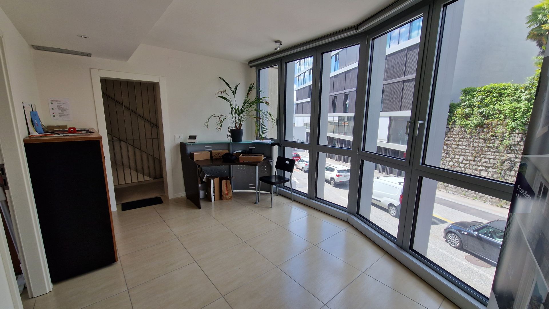 Shared desks and private offices image 5