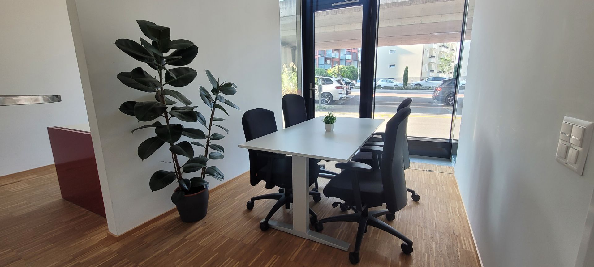 Modern & Central Coworking in  minutes from Zug Train Station image 3