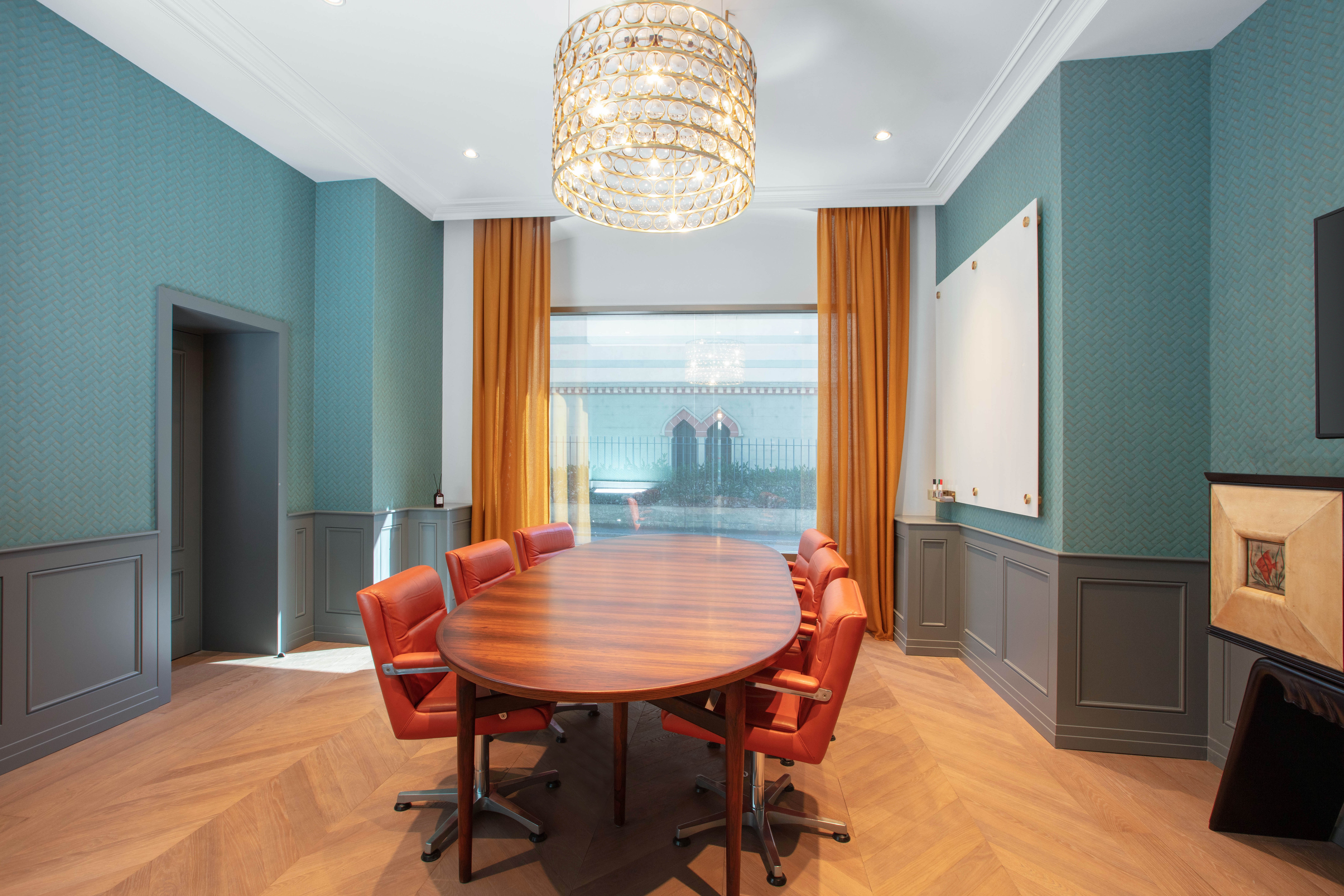 Signature - Zurich, Bahnhofplatz image 4