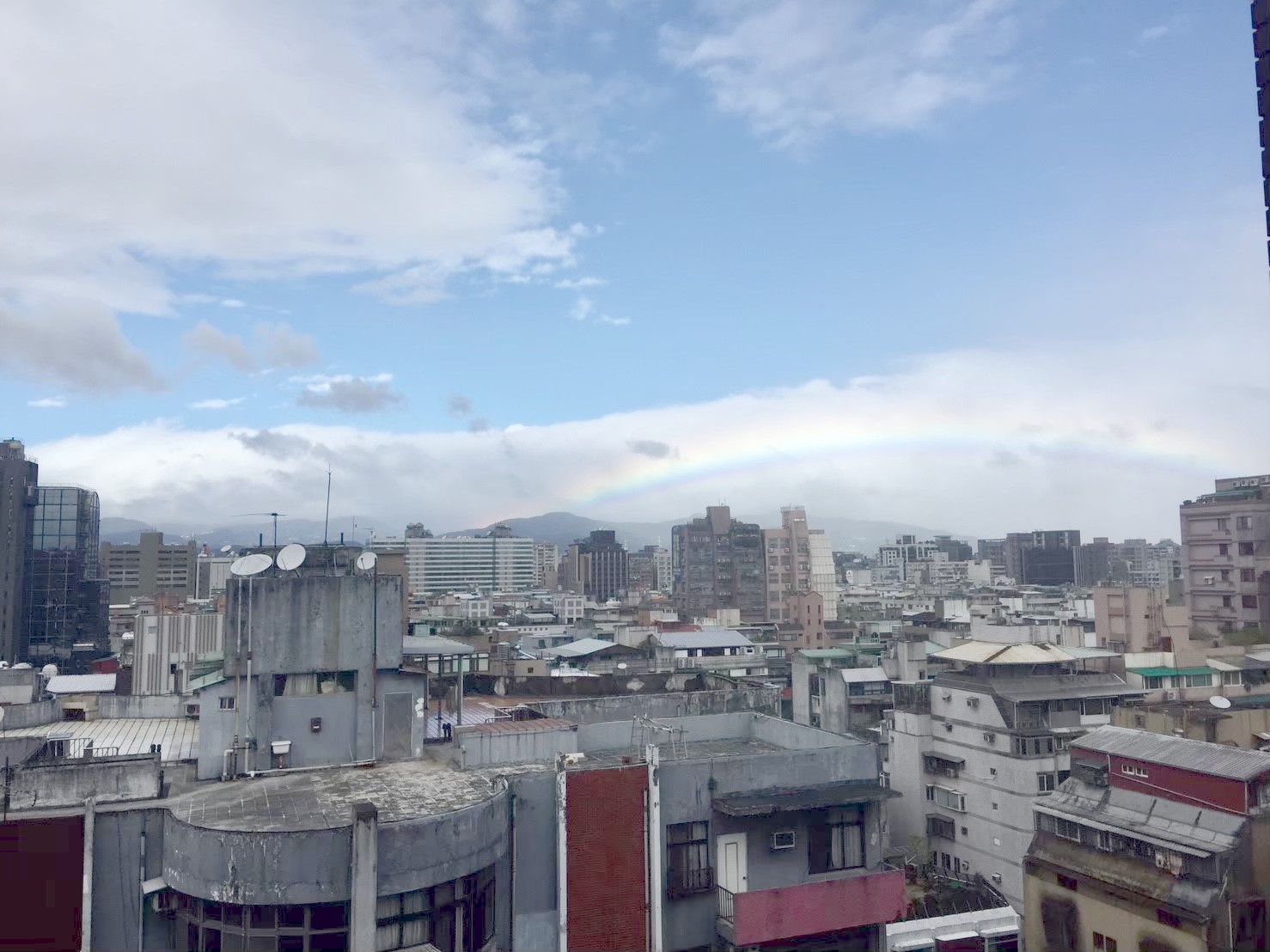 Doplin Business Center (Zhongxiao Dunhua Metro Station BL16) image 5