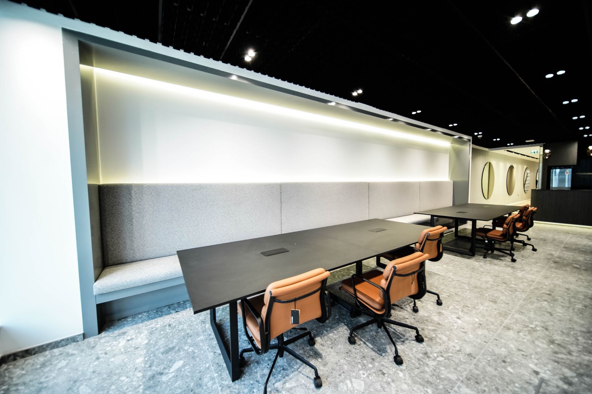 One business centre image 3