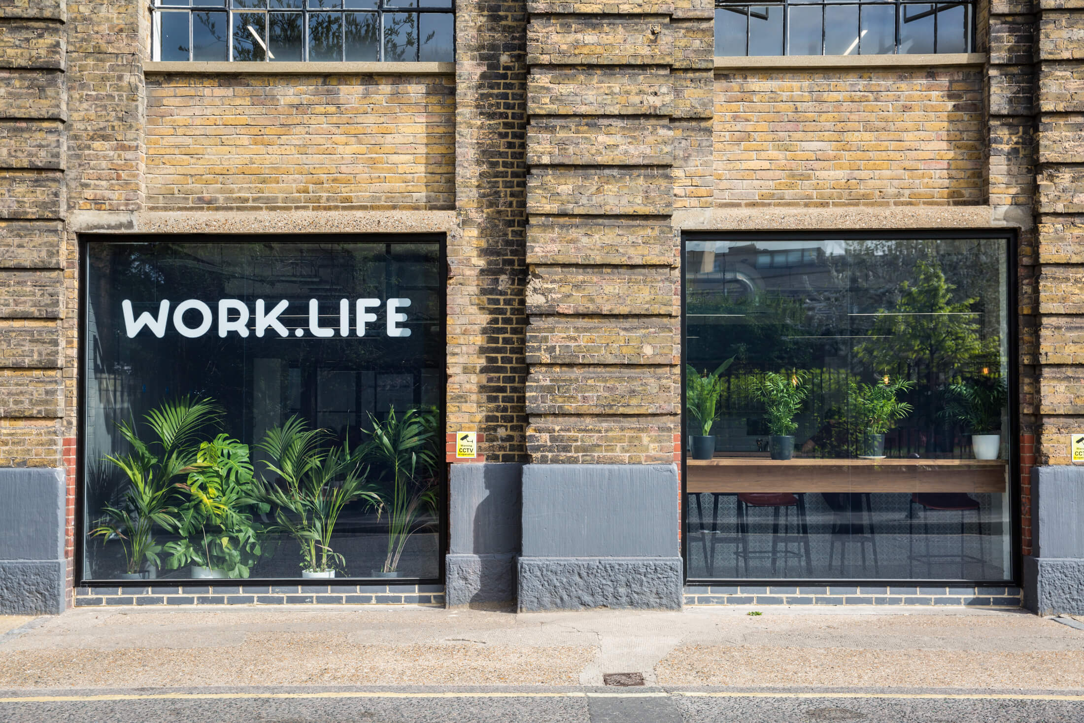 Работа в лондоне. Работа в лондоне вакансии. I work in london. Лондон тротуар. I work in london.