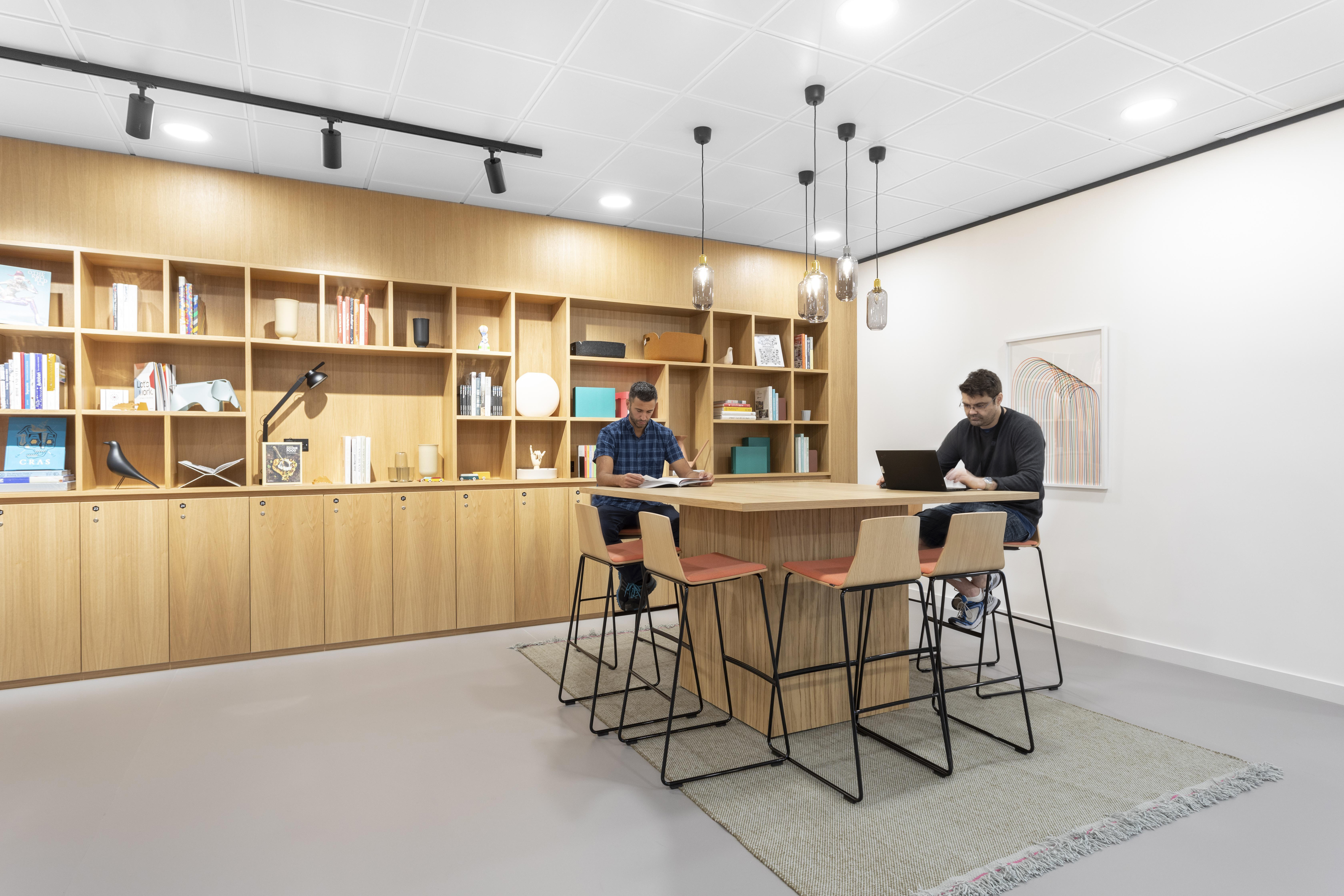 Spaces - Milton Keynes, Spaces, Avebury Boulevard image 4