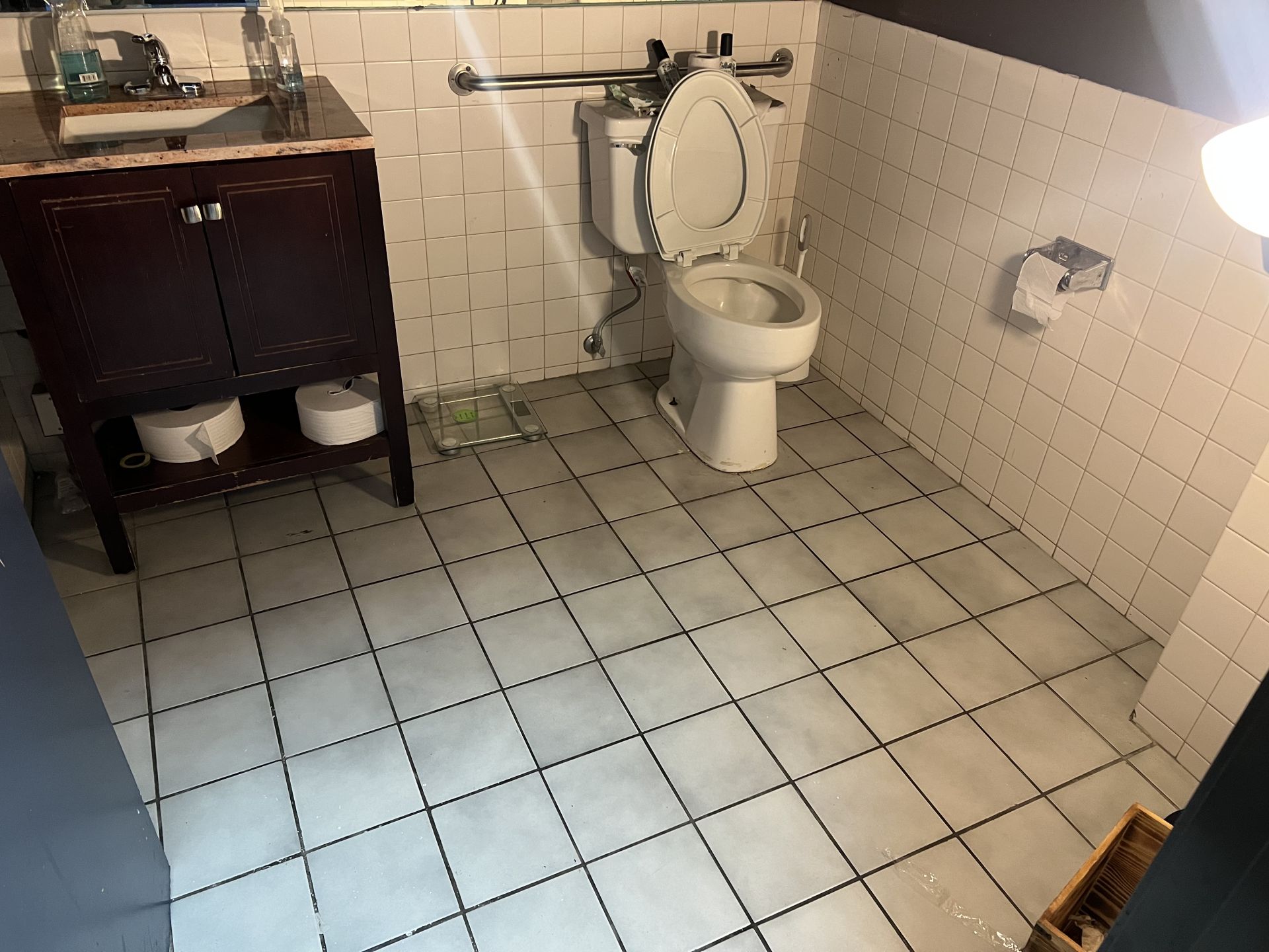 Gardena CA Subtle Office Space & Desk image 3