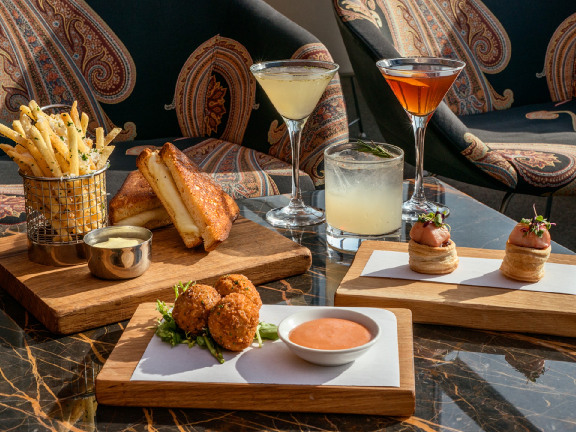 Virgin Atlantic Clubhouse operated by Plaza Premium Group / Terminal 4 image 3